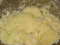 перемешать картошку с луком и маслом